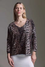 Lade das Bild in den Galerie-Viewer, Hüzun Shirt in Leo Print