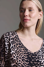 Lade das Bild in den Galerie-Viewer, Hüzun Shirt in Leo Print