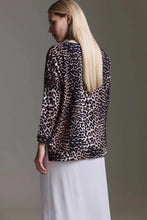 Lade das Bild in den Galerie-Viewer, Hüzun Shirt in Leo Print