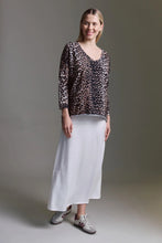 Lade das Bild in den Galerie-Viewer, Hüzun Shirt in Leo Print