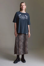 Lade das Bild in den Galerie-Viewer, Gewaschenes Oversize T-Shirt Mit Wild Studios Druck
