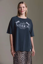 Lade das Bild in den Galerie-Viewer, Gewaschenes Oversize T-Shirt Mit Wild Studios Druck
