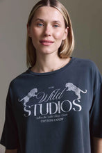 Lade das Bild in den Galerie-Viewer, Gewaschenes Oversize T-Shirt Mit Wild Studios Druck
