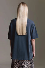 Lade das Bild in den Galerie-Viewer, Gewaschenes Oversize T-Shirt Mit Wild Studios Druck
