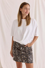 Lade das Bild in den Galerie-Viewer, Softes T-Shirt mit Rundhals und gekreuztem Saum
