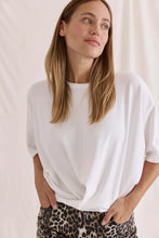 Lade das Bild in den Galerie-Viewer, Softes T-Shirt mit Rundhals und gekreuztem Saum
