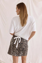 Lade das Bild in den Galerie-Viewer, Softes T-Shirt mit Rundhals und gekreuztem Saum
