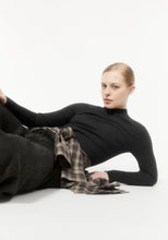 Lade das Bild in den Galerie-Viewer, Alaania Pullover in verschiedenen Farben
