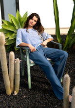 Lade das Bild in den Galerie-Viewer, Blauer Kurzarm-Pullover im Used-Look
