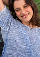 Lade das Bild in den Galerie-Viewer, Blauer Kurzarm-Pullover im Used-Look
