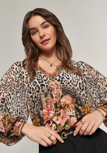 Lade das Bild in den Galerie-Viewer, Seidenbluse mit floralem Leoprint
