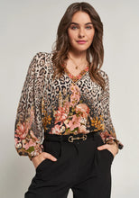 Lade das Bild in den Galerie-Viewer, Seidenbluse mit floralem Leoprint
