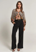 Lade das Bild in den Galerie-Viewer, Seidenbluse mit floralem Leoprint
