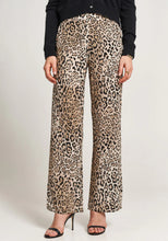 Lade das Bild in den Galerie-Viewer, Hose mit Leoprint
