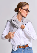 Lade das Bild in den Galerie-Viewer, Boxy Zopfpullover Frog mit V-Ausschnitt grey pearl
