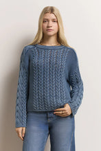 Lade das Bild in den Galerie-Viewer, Zopfstrickpullover mit Stone-Wash-Effekt