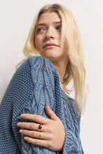 Lade das Bild in den Galerie-Viewer, Zopfstrickpullover mit Stone-Wash-Effekt