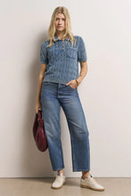 Lade das Bild in den Galerie-Viewer, Zopfstrick Poloshirt mit Stone-Wash-Effekt