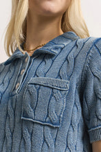 Lade das Bild in den Galerie-Viewer, Zopfstrick Poloshirt mit Stone-Wash-Effekt