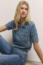 Lade das Bild in den Galerie-Viewer, Zopfstrick Poloshirt mit Stone-Wash-Effekt