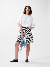 Lade das Bild in den Galerie-Viewer, Loose fit zebra jorts