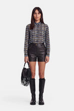 Lade das Bild in den Galerie-Viewer, Shorts mit Nieten aus veganem Leder