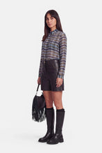 Lade das Bild in den Galerie-Viewer, Shorts mit Nieten aus veganem Leder
