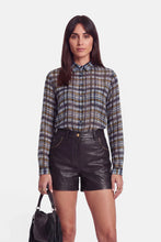 Lade das Bild in den Galerie-Viewer, Shorts mit Nieten aus veganem Leder