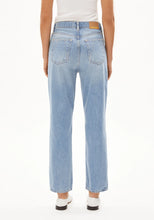 Lade das Bild in den Galerie-Viewer, AAIKALA HIGH STRAIGHT JEANS