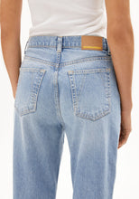 Lade das Bild in den Galerie-Viewer, AAIKALA HIGH STRAIGHT JEANS