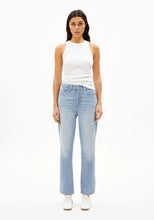 Lade das Bild in den Galerie-Viewer, AAIKALA HIGH STRAIGHT JEANS