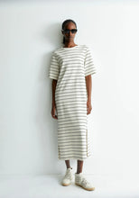 Lade das Bild in den Galerie-Viewer, XELINAA FEIN STRIPE MIDI-KLEID