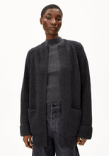 Lade das Bild in den Galerie-Viewer, WARDAA  Strickjacke aus Bio-Woll Mix

