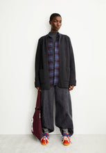 Lade das Bild in den Galerie-Viewer, WARDAA  Strickjacke aus Bio-Woll Mix
