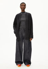 Lade das Bild in den Galerie-Viewer, WARDAA  Strickjacke aus Bio-Woll Mix
