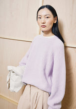 Lade das Bild in den Galerie-Viewer, RIB KNIT SWEATER moonlit lilac