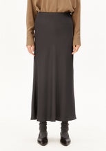Lade das Bild in den Galerie-Viewer, ARMEDANGELS LENOVAA SATIN SLIP SKIRT in Dark Steel – Ansicht 1