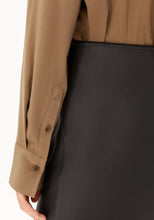 Lade das Bild in den Galerie-Viewer, ARMEDANGELS LENOVAA SATIN SLIP SKIRT in Dark Steel – Ansicht 3