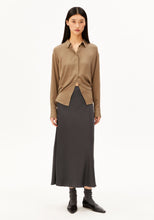 Lade das Bild in den Galerie-Viewer, ARMEDANGELS LENOVAA SATIN SLIP SKIRT in Dark Steel – Ansicht 5