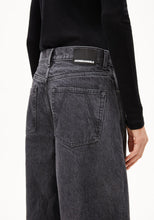 Lade das Bild in den Galerie-Viewer, AALTHEA MID WAIST BARREL JEANS