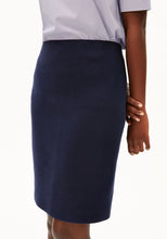 Lade das Bild in den Galerie-Viewer, Compact Knit Skirt tinted navy