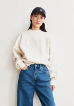 Lade das Bild in den Galerie-Viewer, Alizaa College Sweat undyed