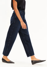 Lade das Bild in den Galerie-Viewer, BAARLY BARREL JEANS  in 2 Waschungen