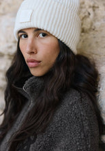 Lade das Bild in den Galerie-Viewer, Iconic A Wool Hat in verschiedenen Farben