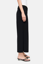Lade das Bild in den Galerie-Viewer, Celeste  HOSE WIDE-FIT CROPPED