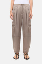 Lade das Bild in den Galerie-Viewer, Blossom cargo  BARREL HOSE CROPPED