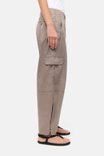Lade das Bild in den Galerie-Viewer, Blossom cargo  BARREL HOSE CROPPED