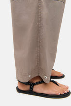Lade das Bild in den Galerie-Viewer, Blossom cargo  BARREL HOSE CROPPED