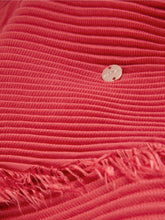 Lade das Bild in den Galerie-Viewer, Plissierter Schal mit Fransen
