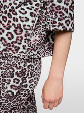 Lade das Bild in den Galerie-Viewer, Oversized Shirt mit Leo Print